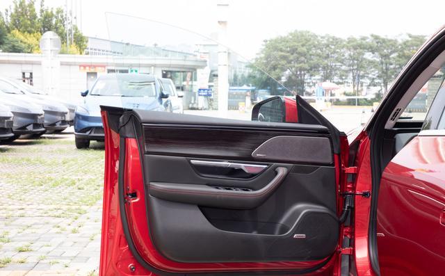 国产小鹏P7，续航里程670公里，价格比特斯拉Model3低