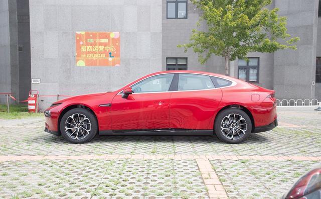国产小鹏P7，续航里程670公里，价格比特斯拉Model3低