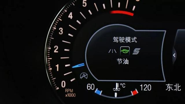 2.0T+8AT，这台旗舰大轿车，低调的人就买它
