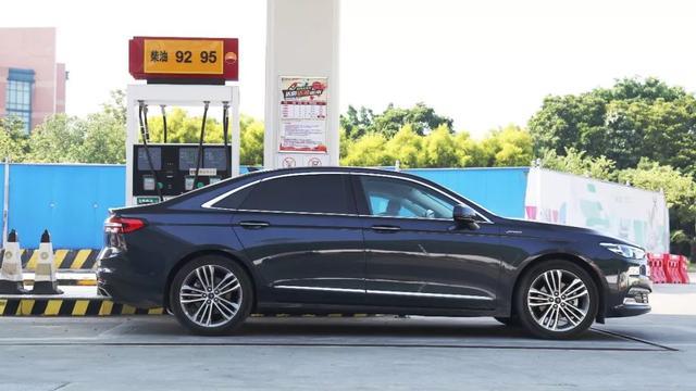 2.0T+8AT，这台旗舰大轿车，低调的人就买它