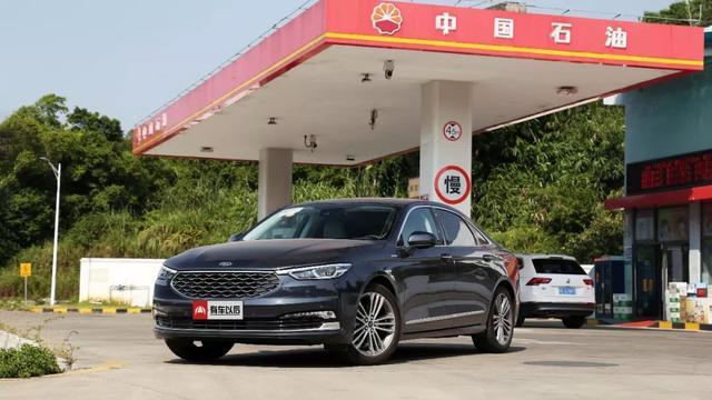 2.0T+8AT，这台旗舰大轿车，低调的人就买它