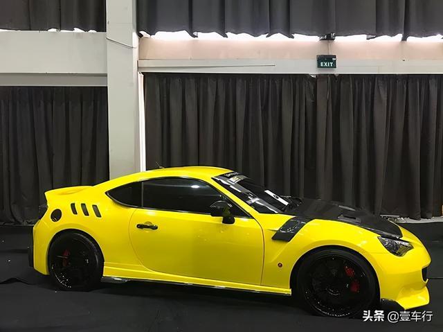 30万的丰田86很难撩妹了，改成800万的法拉利才是美女收割机