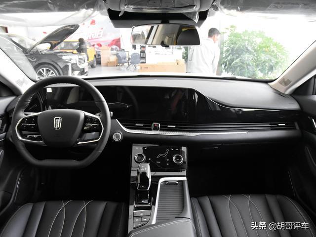 掀背尾门更能装，动力油耗都出色，实拍奔腾B70
