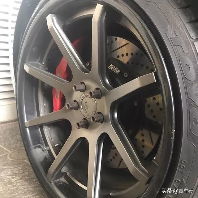 30万的丰田86很难撩妹了，改成800万的法拉利才是美女收割机