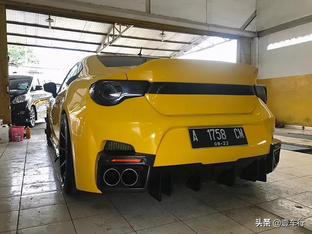 30万的丰田86很难撩妹了，改成800万的法拉利才是美女收割机