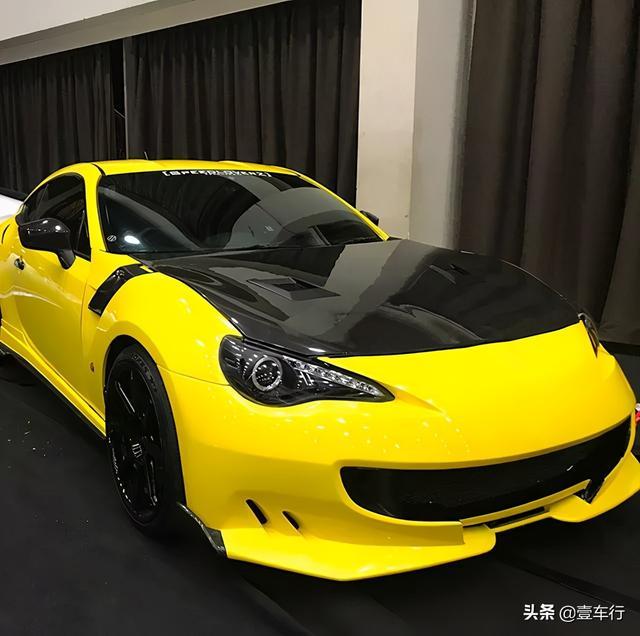 30万的丰田86很难撩妹了，改成800万的法拉利才是美女收割机