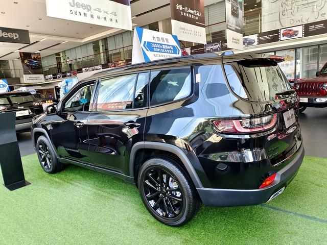 2.0T+9AT 实拍Jeep大指挥官夜鹰版 黑化够彻底