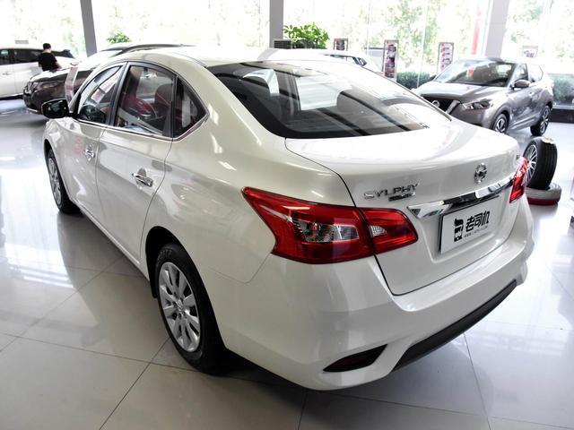 轩逸提车作业油耗较低只需92号汽油日系三厢大沙发轿车带你看日产轩逸