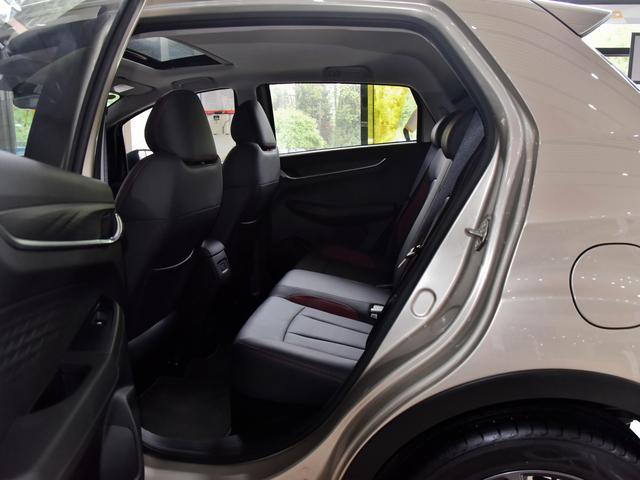 6.1L油耗SUV，92号汽油，价格不贵，内外精致，带你看吉利远景X3