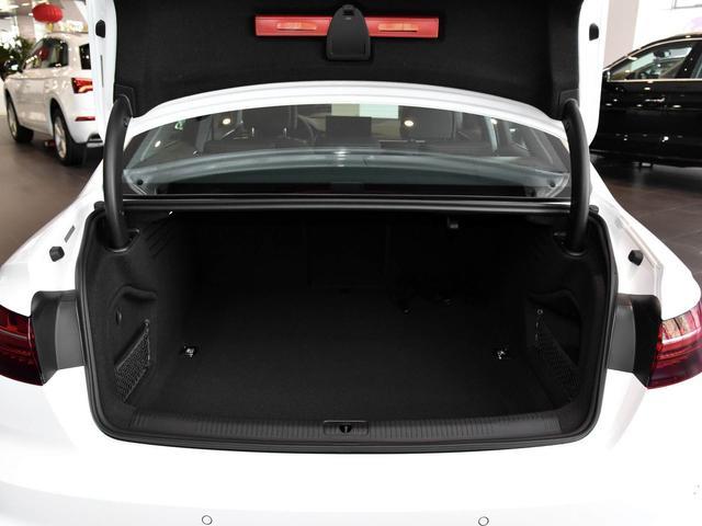 价格够便宜，但是有四驱，油耗6.7L的豪华中型车，带你看奥迪A4L
