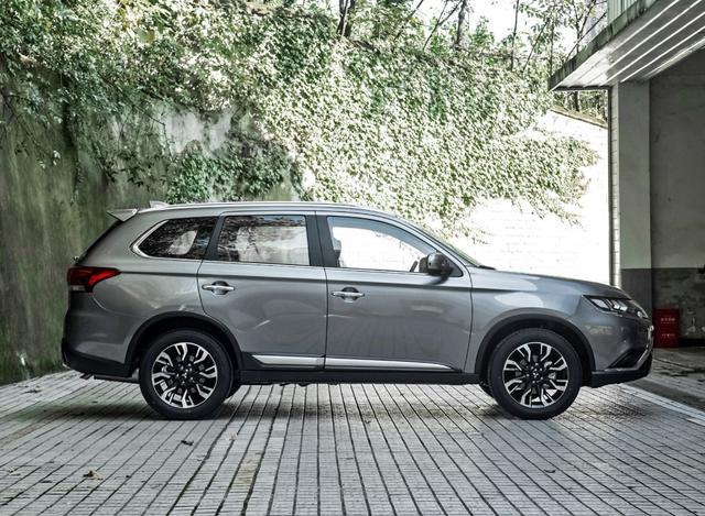 20万买家用兼顾越野的SUV？这2款推荐给你，四驱强悍且省油
