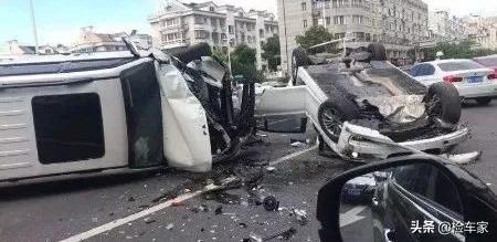 车身撞稀碎，这辆本田飞度换个马甲卖6万？车主：不退车就法庭见