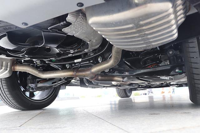 至于底盘部分,昂科威plus采用的是前麦弗逊后多连杆的悬挂形式,硬件