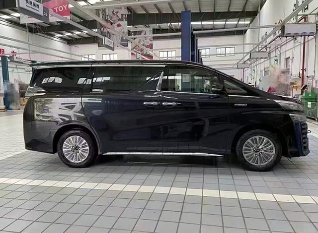 换个“皇冠标”涨价2万元，新款威尔法是吃相太难看，还是真超值
