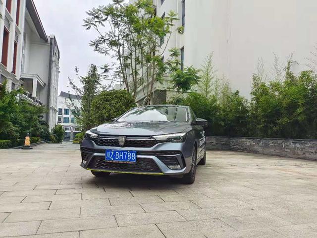 年轻人的首辆车怎么选？荣威全新i5不妨一试