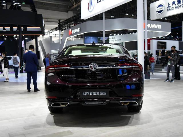 亲民高端三厢车，油耗6.9L的2.0T，后排腿部空间大，实拍君越