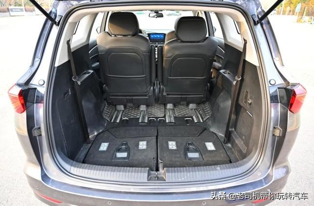 凯捷实则是一款6座车型,它的第三排座椅平常不用时可以完全藏在后备箱