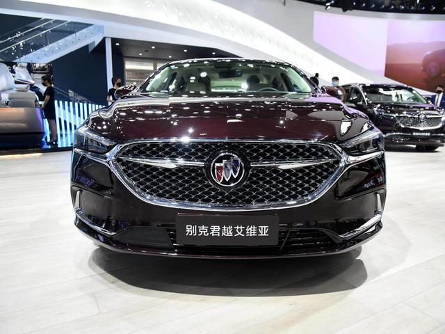 亲民高端三厢车，油耗6.9L的2.0T，后排腿部空间大，实拍君越