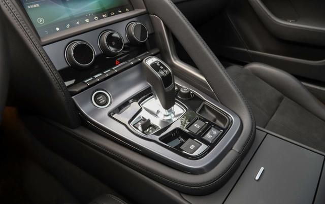 豪华跑车捷豹F-TYPE，搭载3.0T还有四驱系统