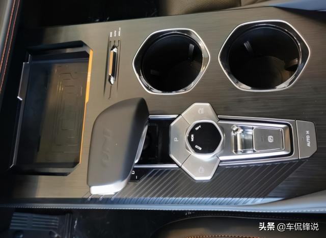 静态体验长安UNI-K：隐藏式门把手+四出排气，四屏设计够惊艳