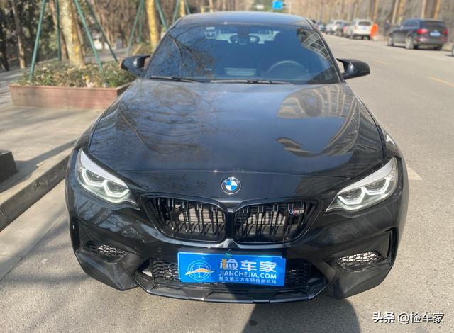 这辆要价67万的宝马M2半年开了8百公里！卖家：我媳妇偶尔买菜开