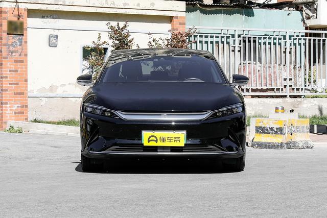 汉EV外观动感，中大型车，605km超长续航，适合家用