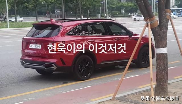 新车 | 换新车标/车身黑化，起亚新款索兰托实车曝光，7月亮相