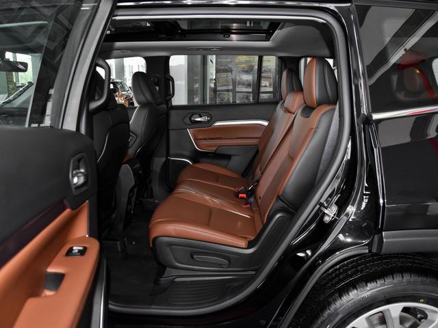 合资中型SUV新选择，2.0T+9AT推荐上四驱，实拍Jeep大指挥官