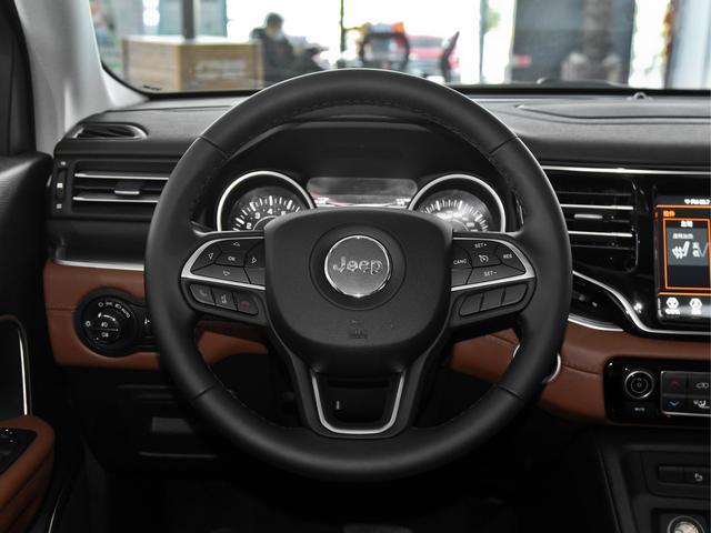 合资中型SUV新选择，2.0T+9AT推荐上四驱，实拍Jeep大指挥官