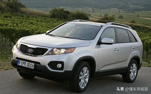 新车 | 换新车标/车身黑化，起亚新款索兰托实车曝光，7月亮相