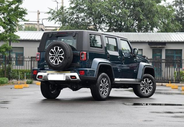 BJ40城市猎人版：升级进口8AT，双大屏内饰，2.5倍扭矩，还可家用