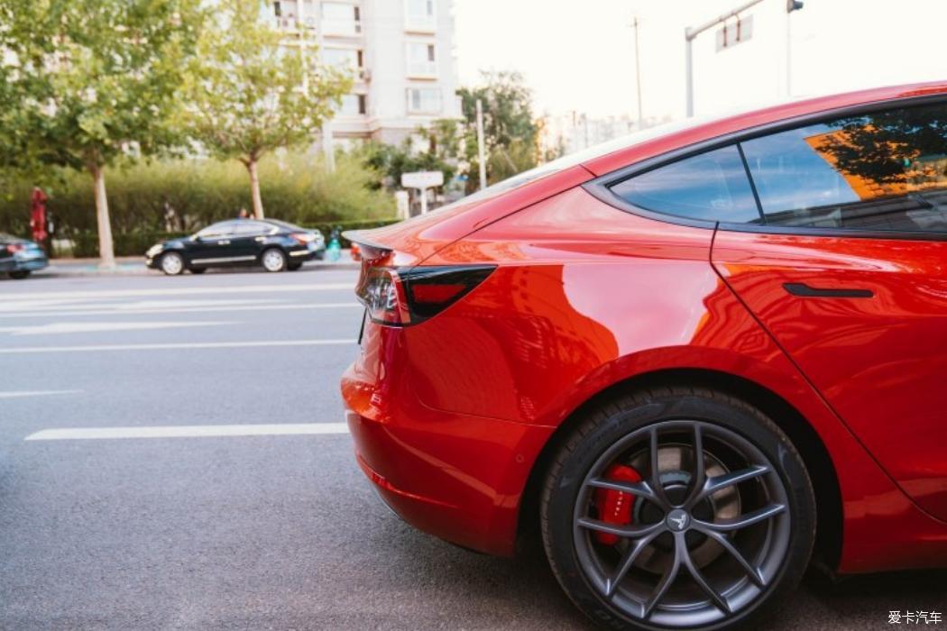 酷酷的Model 3 Performance