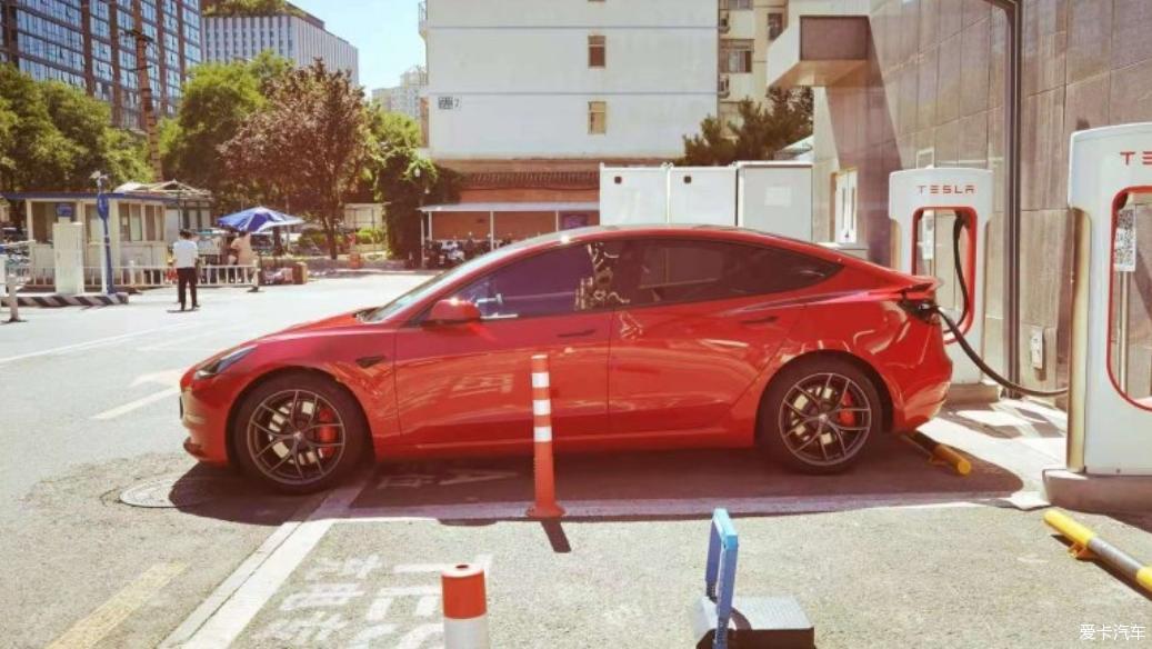 酷酷的Model 3 Performance