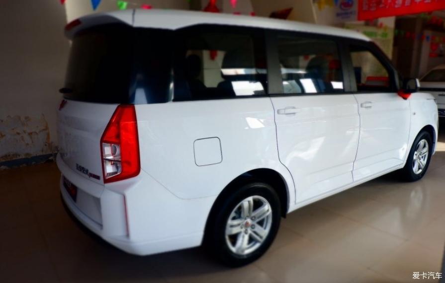 钟情五菱宏光plus，店内去看车
