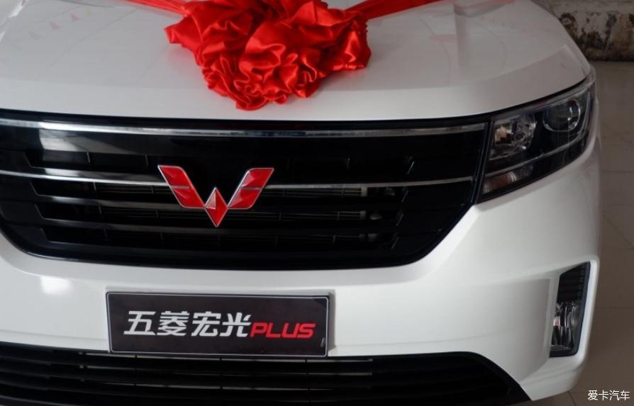 钟情五菱宏光plus，店内去看车