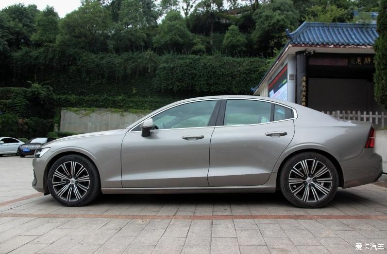 S60的空间表现虽不完美，对于一家三口绝对够用！