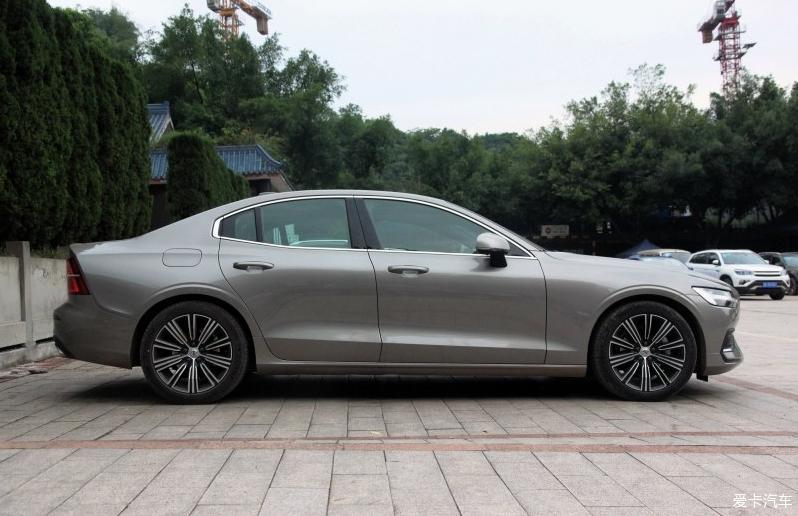 S60的空间表现虽不完美，对于一家三口绝对够用！