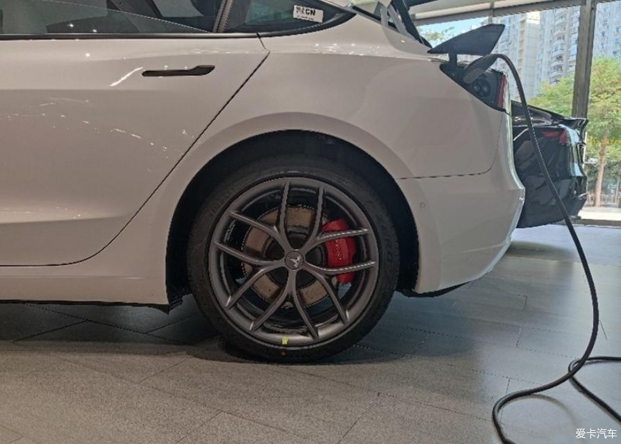 喜提大玩具特斯拉Model 3