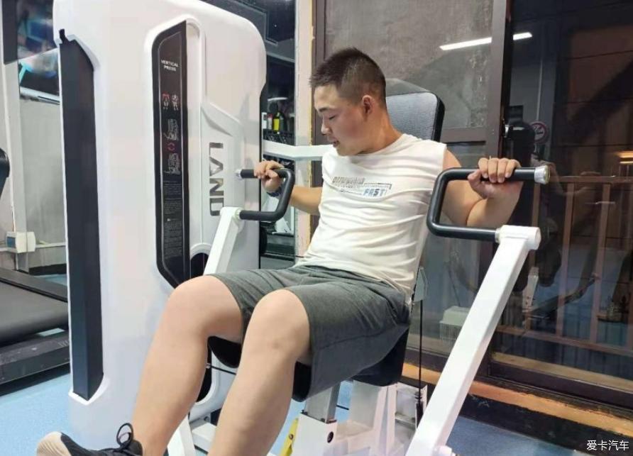 和男朋友去锻炼，开着哈弗M6 PLUS