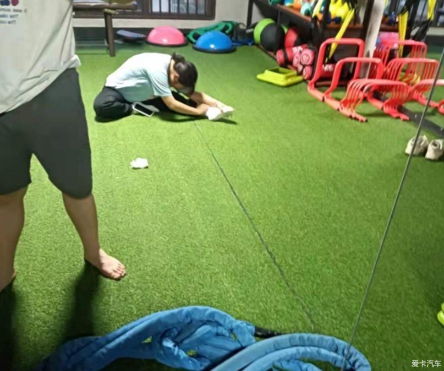 和男朋友去锻炼，开着哈弗M6 PLUS
