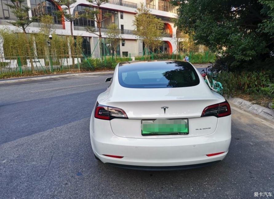 一辆不错的电动玩具特斯拉3