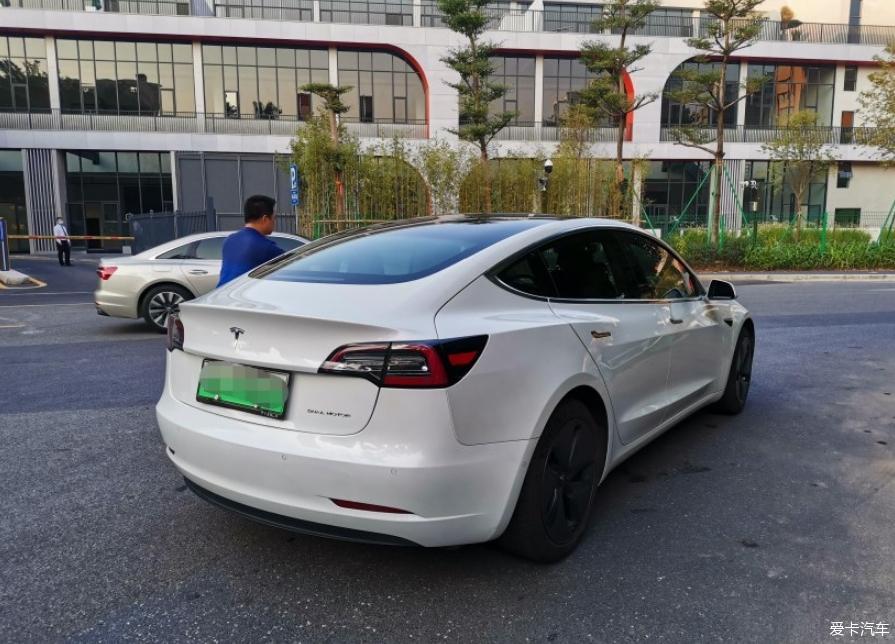 一辆不错的电动玩具特斯拉3