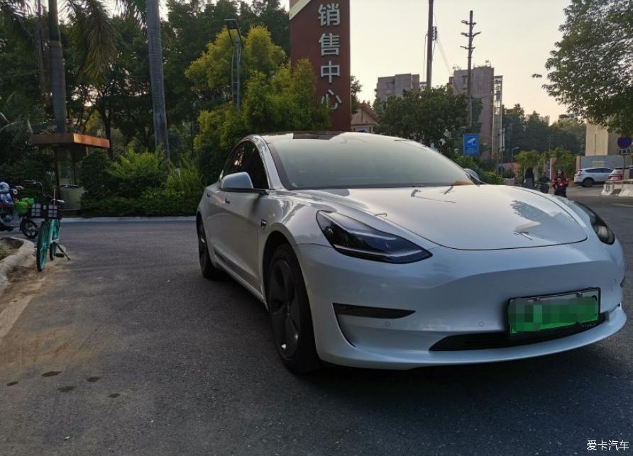 一辆不错的电动玩具特斯拉3