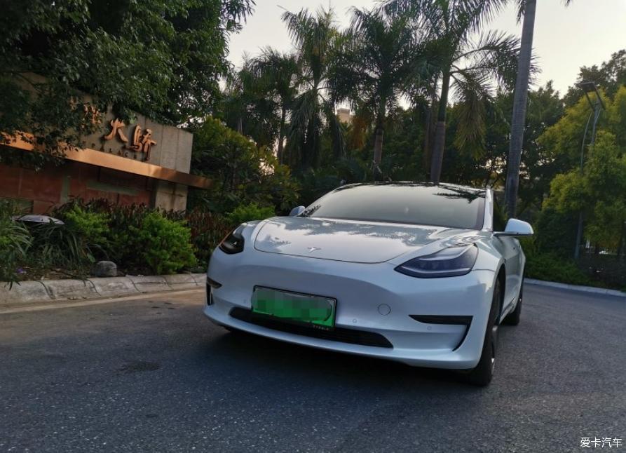 一辆不错的电动玩具特斯拉3