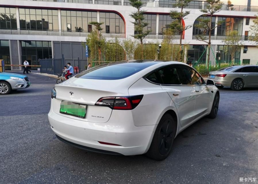 一辆不错的电动玩具特斯拉3