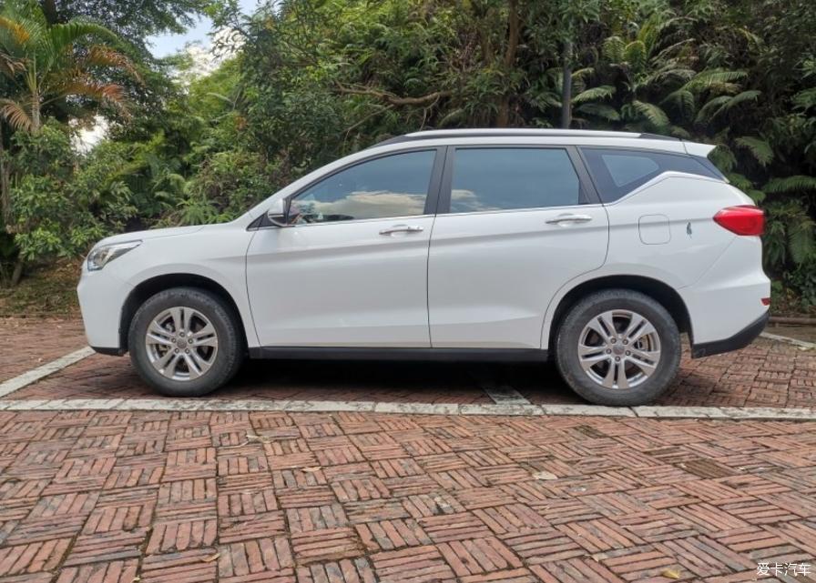 哈弗m6提车作业开着哈弗m6带着朋友一起去游泳