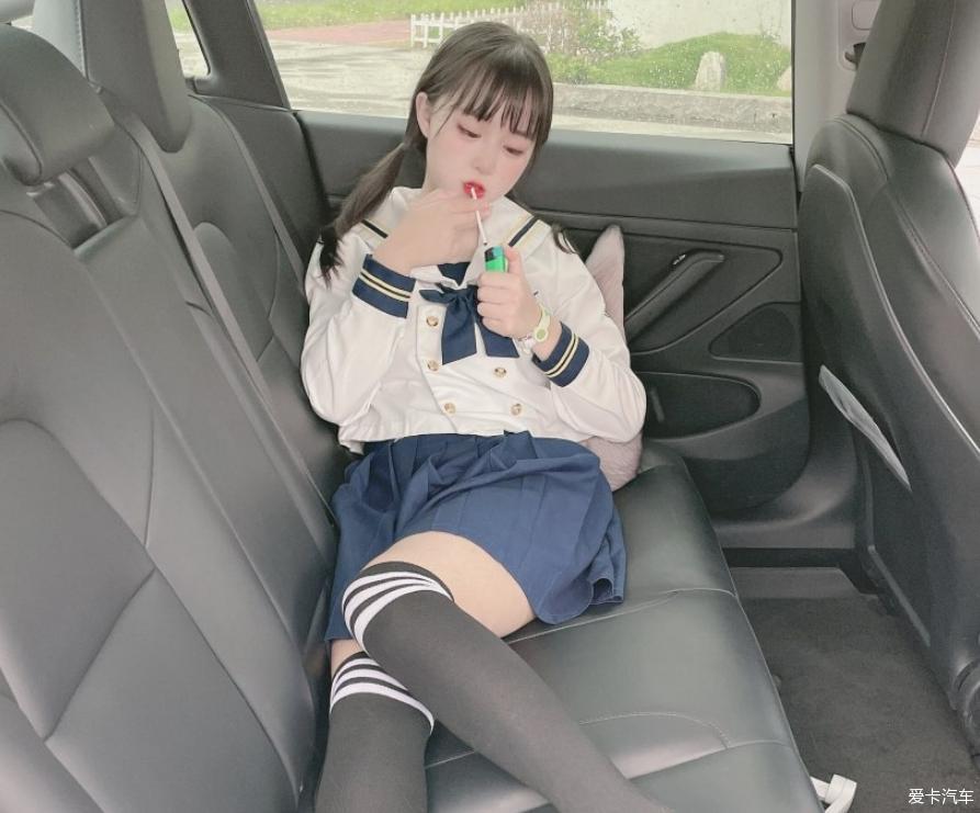 年轻女车主结缘特斯拉毛豆3