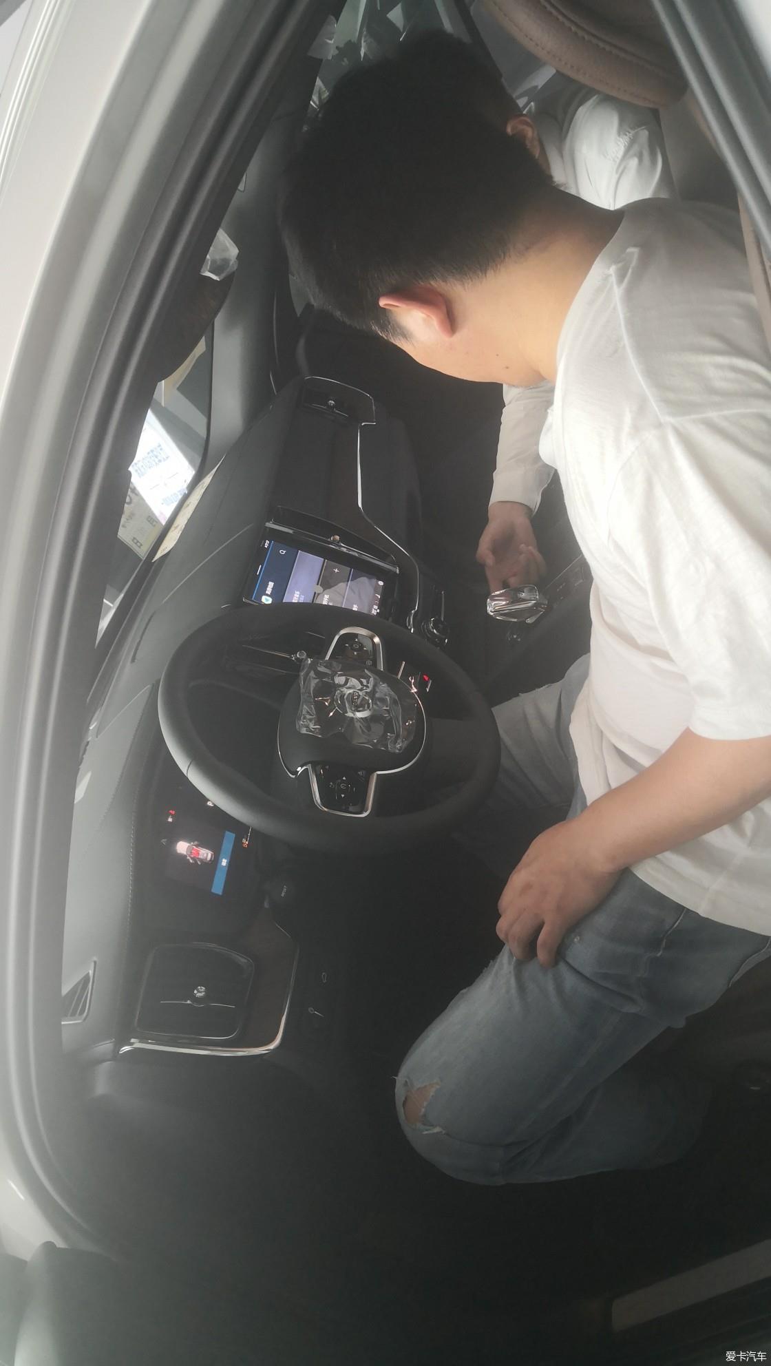 那一天，“沃在路上”。开着XC40陪朋友喜提XC60。