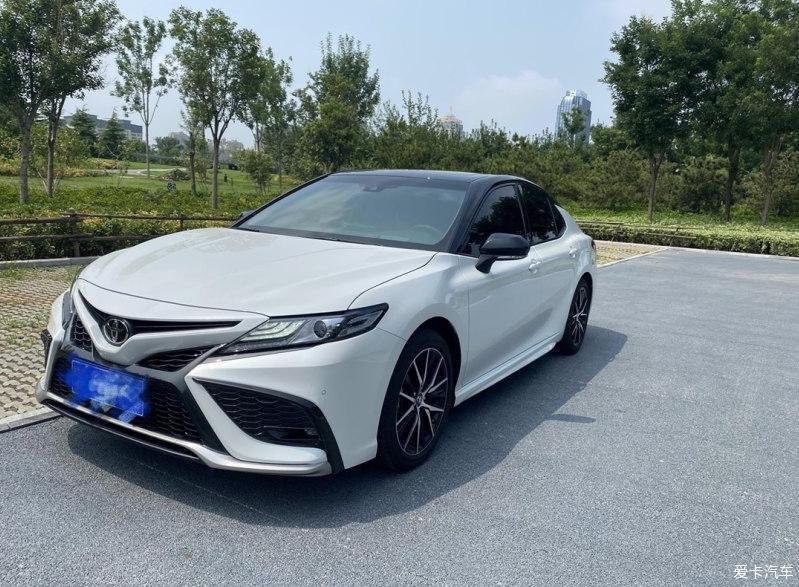 分享穿梭于城市道路的凯美瑞