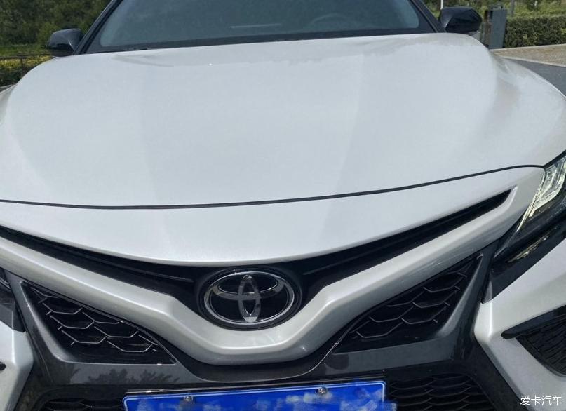 分享穿梭于城市道路的凯美瑞